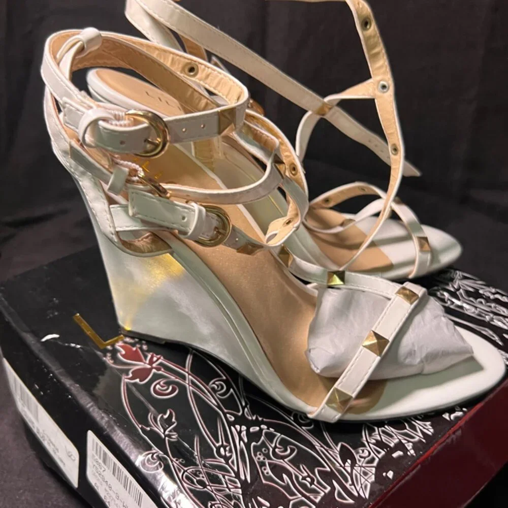 Lilian NIB White Studded Wedges Sz‎ 6